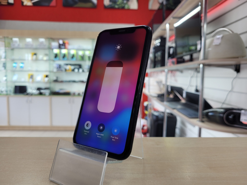 Мобильный телефон Apple iPhone XR