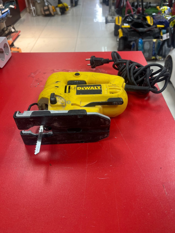 Электролобзик Dewalt DWE249