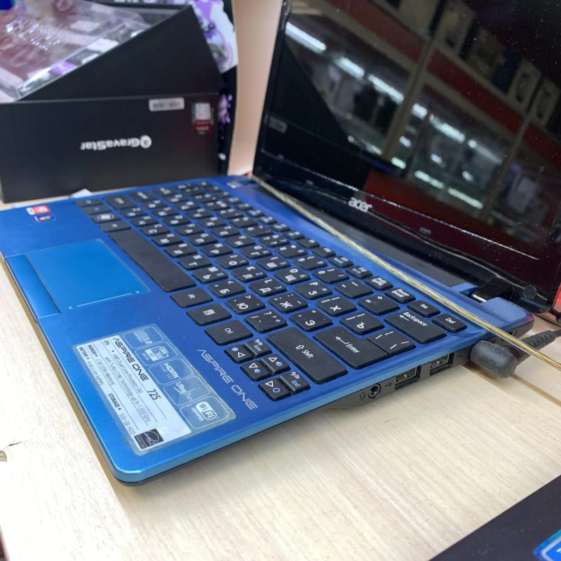Ноутбук Acer Aspire One 725